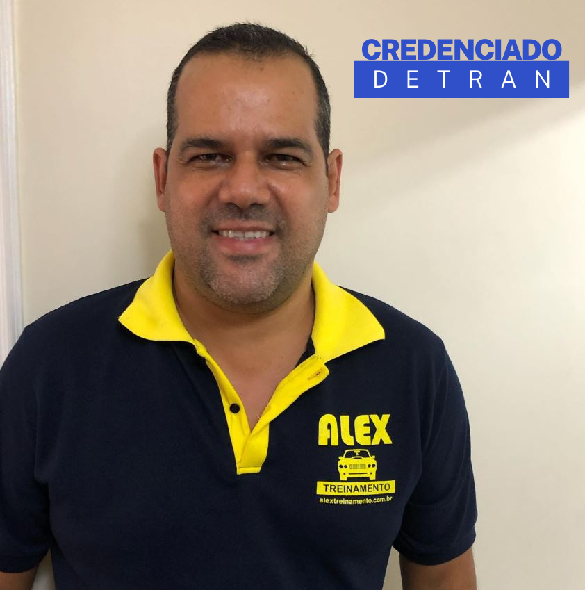 Alex dando aula de direção para habilitados em São Paulo
